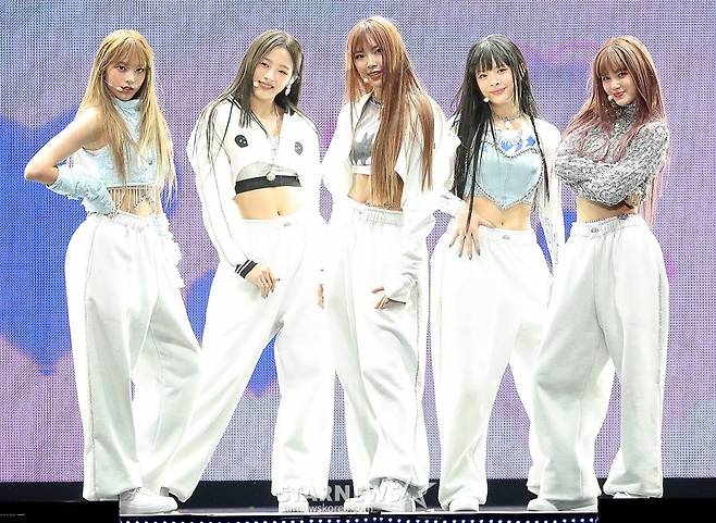 걸그룹 뉴진스가 13일 오후 일본 나고야 니혼가이시홀에서 열린 스타뉴스-미디어보이 주최 '2022 Asia Artist Awards IN JAPAN'(2022 아시아 아티스트 어워즈, 이하 2022 AAA)에서 멋진 무대를 선보이고 있다.  뉴진스는 이날 대상인 올해의 퍼포먼스상과 신인상을 동시에 수상하는 쾌거를 이뤘다.   스타뉴스와 미디어보이가 주최하고 Asia Artist Awards 조직위원회와 더스타파트너, 컬쳐 엔터테인먼트가 공동 주관하는 글로벌 NO.1 시상식 '2022 AAA'에는 올 한 해 동안 국내외에서 많은 사랑을 받은 가수, 배우들이 참석해 눈을 뗄 수 없는 화려한 글로벌 축제의 장을 펼쳤다. 2022.12.13 /사진=김창현 기자 chmt@