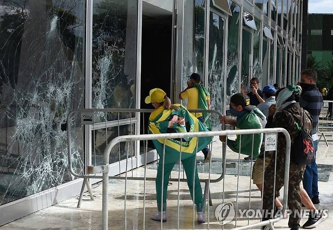 지난 8일(현지시간) 브라질 대법원 창문을 부수는 대선불복 시위대 [AFP 연합뉴스 자료사진. 재판매 및 DB 금지]