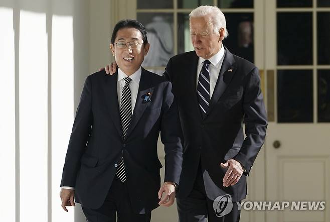 밝은 표정의 미일 정상 (AP=연합뉴스) 13일(현지시간) 조 바이든 미국 대통령과 기시다 후미오 일본 총리가 백악관 집무실로 향하고 있다. 2023.1.14