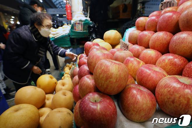 설 명절을 일주일 앞둔 15일 서울 동대문구 청량리 청과물시장에서 시민들이 설 제수용품을 구입하고 있다. 2023.1.15/뉴스1 ⓒ News1 민경석 기자