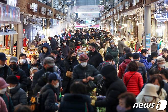 설 명절을 일주일 앞둔 15일 서울 동대문구 청량리 청과물시장이 설 제수 용품을 구입하러 나온 시민들로 북적이고 있다. 2023.1.15/뉴스1 ⓒ News1 민경석 기자