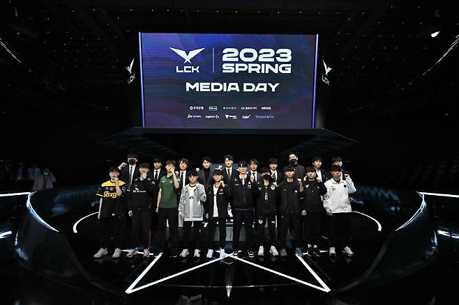 '2023 리그 오브 레전드 챔피언스 코리아'(LCK) 스프링 시즌 개막을 앞두고 지난 12일 LCK아레나에서 열린 미디어데이에서 10개팀 감독과 대표 선수들이 한데 모여 선전을 다짐하고 있다. 사진제공=LCK