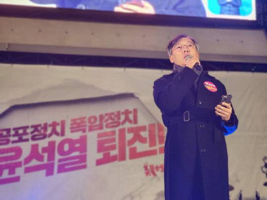 양희삼 목사는 지난 14일 진보단체 '촛불승리전환행동'(이하 촛불행동)이 숭례문 일대에서 개최한 '제23차 촛불대행진 및 4차 전국집중촛불' 집회에 참석했다. <양희삼 SNS>