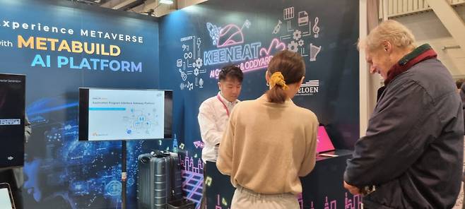 CES2023에서 관람객이 AI작곡가 키닛을 체험해보는 모습