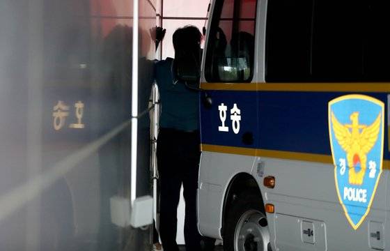 작곡가 겸 가수 돈 스파이크(46·본명 김민수)가 ㅈ난 10월 5일 오전 서울 도봉구 서울북부지방검찰청으로 송치되고 있다.뉴스1