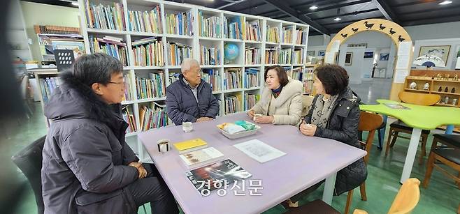 장인순 관장(왼쪽에서 2번째)이 전의마을도서관을 찾은 사람들과 즉석 대화를 나누고 있다. 윤희일 선임기자