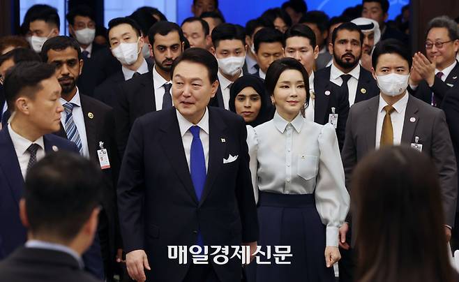 윤석열 대통령과 김건희 여사가 14일(현지시간) 아랍에미리트(UAE) 아부다비의 한 연회장에서 열린 UAE 동포 초청 만찬 간담회에 입장하고 있다. 아부다비 = 이승환기자
