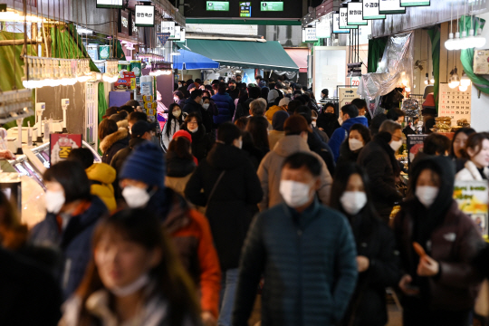 전통시장 북적북적 : 설 명절을 앞둔 15일 서울 마포구 망원시장에서 시민들이 장을 보고 있다. 문호남 기자