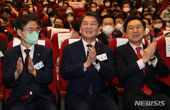 [서울=뉴시스] 이영환 기자 = 국민의힘 당권주자인 김기현(오른쪽부터), 안철수, 조경태 의원이 15일 오후 서울 양천구 해누리타운 해누리홀에서 열린 국미의힘 양천갑 당원대회에 참석해 박수를 치고 있다. 2023.01.15. 20hwan@newsis.com