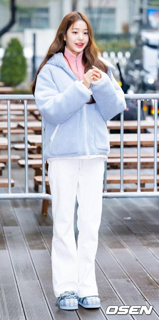 [OSEN=민경훈 기자] 아이브 (IVE) 장원영이 13일 오후 서울 영등포구 여의도동 KBS신관에서 진행된 KBS 2TV ‘뮤직뱅크’ MC 리허설을 위해 방송국으로 들어섰다.아이브 장원영이 취재진 앞에서 포즈를 취하고 있다. 2023.01.13 / rumi@osen.co.kr