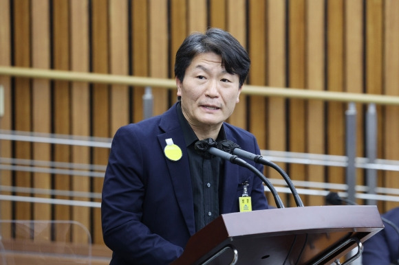 청문회서 질의 답변하는 이임재 전 용산서장 - 이임재 전 용산경찰서장이 4일 국회에서 열린 ‘이태원 참사 국정조사 특별위원회 1차 청문회’에서 의원 질의에 답변하고 있다. 2023.1.4 연합뉴스