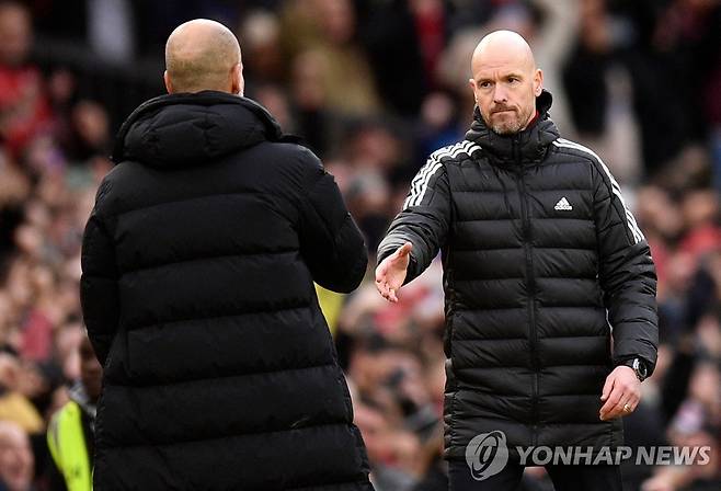 악수하는 양팀 감독 [AFP=연합뉴스]