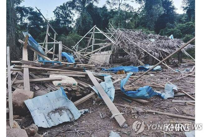 미얀마군 공습으로 파괴된 건물 [AP 연합뉴스 자료사진. 재판매 및 DB 금지]
