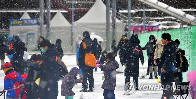 화천산천어축제장 찾은 외국인 관광객 [화천군 제공.재판매 및 DB 금지]