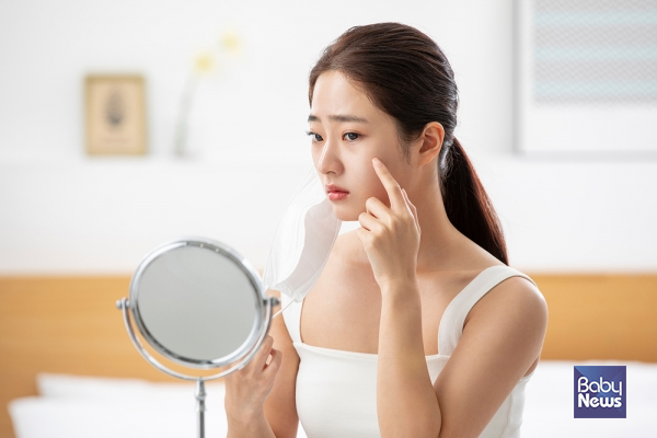 기미는 단 한 가지 만의 요인이 아닌 햇빛에 노출되는 부위에 호르몬적 요인, 혈관적인 요인 등 여러 요인이 함께 어우러져 복합적으로 발생한다. ⓒ베이비뉴스