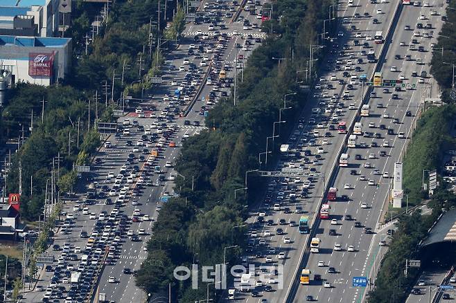 [이데일리 방인권 기자] 추석 연휴를 하루 앞둔 지난해 9월 8일 오후 하늘에서 바라본 신갈IC 인근 경부고속도로가 정체를 빚고 있다. (항공촬영 협조 : 경기북부경찰청 항공대 이석주 경감, 장도형 경위)