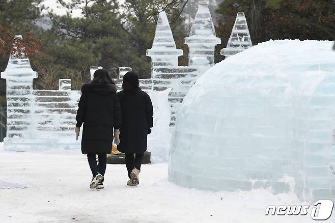 경남 거창군 위천면 금원산에서 관계자들이 오는 ‘제14회 금원산 얼음축제’ 준비를 하고 있다. (거창군 제공) 2023.1.5/뉴스1