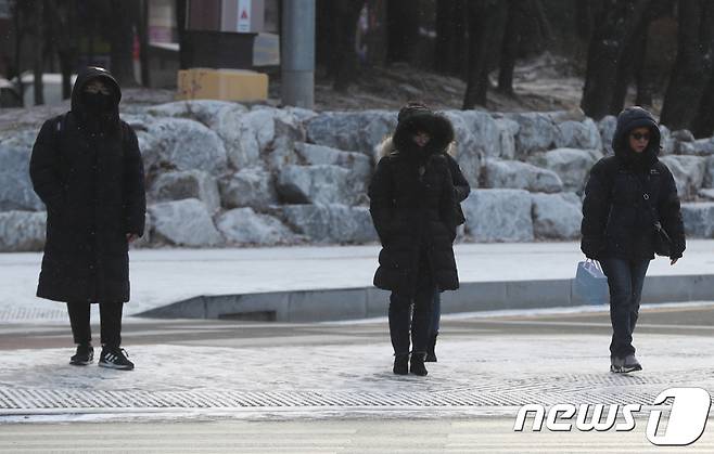 16일 대전·충남은 새벽부터 찬 공기가 남하하면서 기온이 내려가 다시 추워지겠다. 대전 서구 한 횡단보도에서 시민들이 두꺼운 외투로 중무장 한채 신호를 기다리고 있다. / 뉴스1 ⓒ News1 주기철 기자