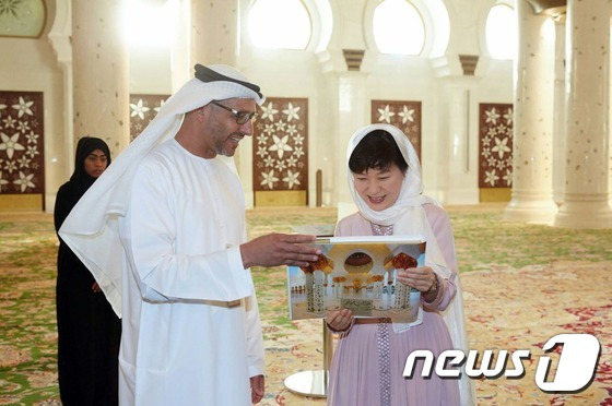 박근혜 대통령이 샤일라를 머리에 두르고 5일(현지시간) 오후 아부다비 그랜드 모스크를 방문해 관리소장의 설명을 들으며 시설물을 둘러보고 있다. (청와대) 2015.3.6/뉴스1 ⓒ News1