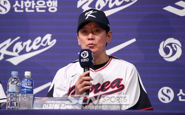 이강철 WBC 대표팀 감독이 16일 서울 강남구 리베라호텔에서 열린 2023 WBC 대표팀 기자회견에서 인사말을 하고 있다. 사진┃뉴시스