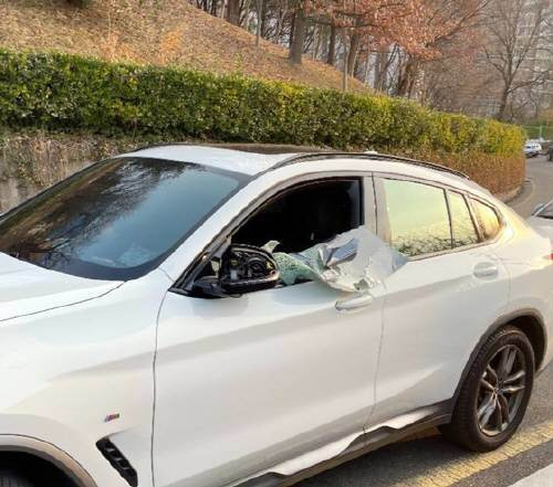 지난 9일 오후 광주 동구 조선대학교 병원 인근 한 도로에서 BMW 차량 운전석 유리창이 깨져있다. (온라인 커뮤니티 갈무리) 뉴스1