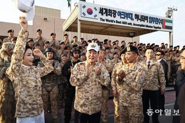 15일(현지시간) 아크부대를 찾은 윤석열 대통령과 김건희 여사가 명예 아크부대원 모자를 선물 받고 기뻐하고 있다. 아부다비=양회성 기자 yohan@donga.com