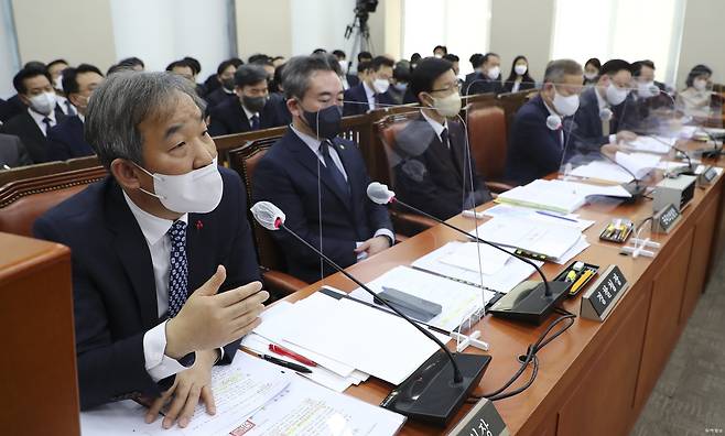 지난해 12월 27일 국회에서 열린 이태원 참사 국정조사 1차 기관증인 보고에서 한오섭 국장상황실장이 질문에 답하고 있다. 원대연 기자 yeon72@donga.com