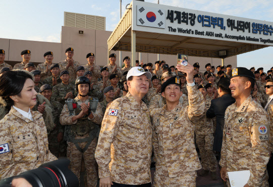 아랍에미리트(UAE)를 국빈 방문 중인 윤석열 대통령이 15일 아부다비 현지에 파병중인 아크부대를 방문, 장병과 기념촬영을 하고 있다. 연합뉴스