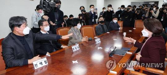 전해철 더불어민주당 의원과 심상정 정의당 의원이 16일 오전 서울 여의도 국회 의원회관에서 열린 초당적 정치개혁 의원모임에서 이야기를 나누고 있다.<연합뉴스>