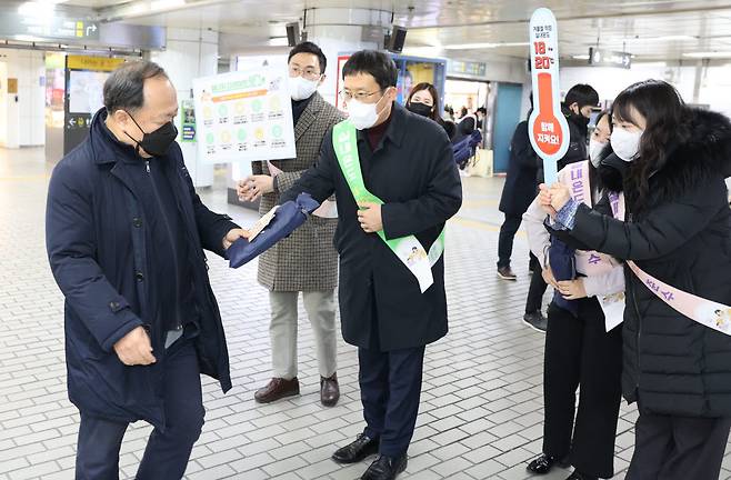 이상훈 한국에너지공단 이사장(좌측에서 세 번째)이 16일 서울 강남구 강남역에서 실시한 에너지 다이어트 10 거리 캠페인에서 시민을 대상으로 겨울철 에너지절약 실천요령을 홍보하고 있다.