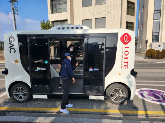 운전기사 없이 운행하는 셔틀형 자율주행 차량이 지난 9일부터 강릉지역 주요 관광지를 운행하고 있다. (사진=강릉시)