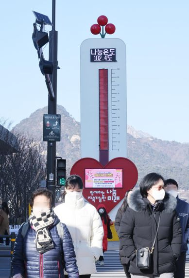 16일 서울 종로구 광화문광장 사랑의 온도탑이 102.4도를 표시하고 있다.사진=박범준 기자