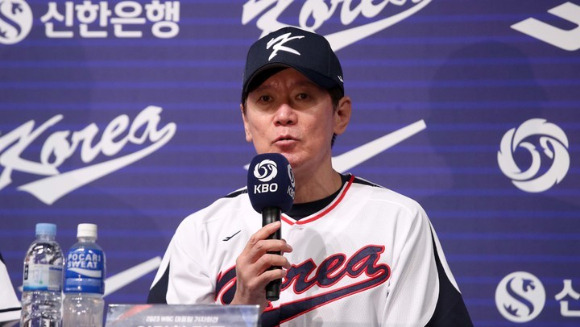 이강철 한국야구대표팀 감독이 16일 열린 2023 WBC 대표팀 기자회견에서 현장을 찾은 취재진의 질문에 대답하고 있다. [사진=뉴시스]