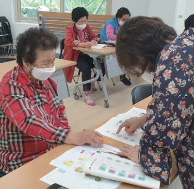 홍죽표 할머니가 세종시 ‘찾아가는 문해 교육 서당’에서 한글을 공부하는 모습. [사진 세종시]