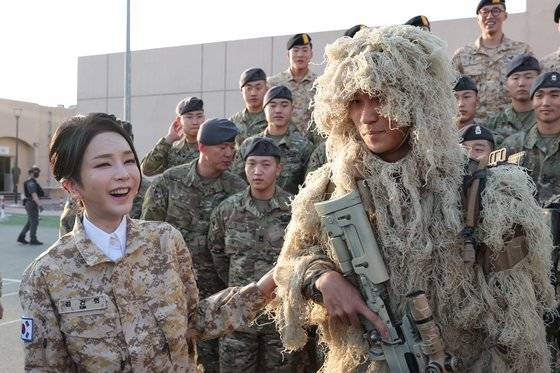 윤석열 대통령과 함께 15일(현지시간) 아부다비에 파병중인 아크부대를 방문한 김건희 여사가 길리슈트 차림의 병사를 만나고 있다. 연합뉴스