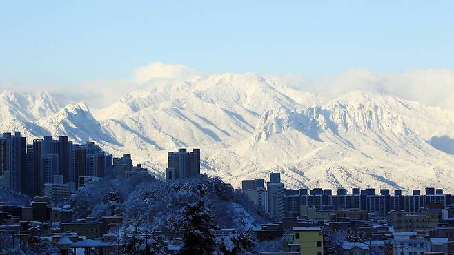 16일 속초시에서 바라본 설악산 능선과 울산바위. 연합뉴스