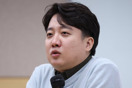 국민의힘 이준석 전 대표가 지난해 12월 22일 오후 서울 성북구 고려대학교정경관에서 정치외교학과 '한국현대정치사상' 주최로 열린 특별 강연 '보수주의의 길을 묻다'에서 패널들의 질문에 답하고 있다.연합뉴스