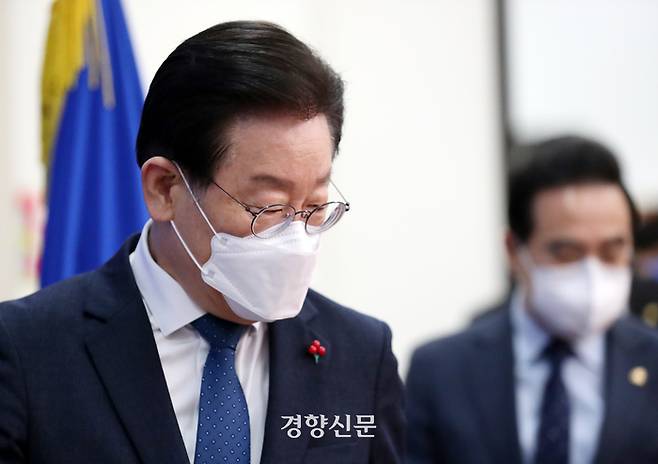 이재명 더불어민주당 대표가 16일 국회에서 열린 최고위원회의에 참석해 자리에 앉고 있다. 박민규 선임기자