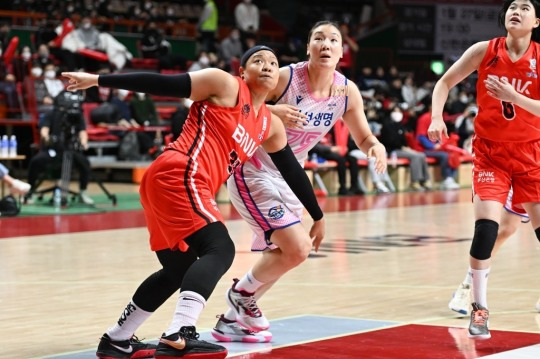 BNK의 김한별과 삼성생명의 배혜윤[WKBL 제공]