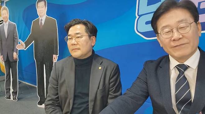 ▲이재명(오른쪽) 더불어민주당 대표가 지난 13일 유튜브 방송 당원존에서 김성태 전 쌍방울 회장을 알지 못하고 만난 적도 없다며 변호사비 대납 의혹이 황당무계하다고 반박하고 있다. 사진=이재명TV 영상 갈무리