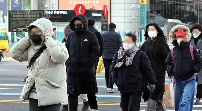 수도권과 강원도를 중심으로 한파주의보가 내려진 16일 오전 서울 광화문광장에서 시민들이 두꺼운 옷을 입은 채 이동하고 있다. 17일에도 한파가 이어져 서울 아침 최저기온은 영하 7도를 기록할 전망이다.  <박형기 기자>