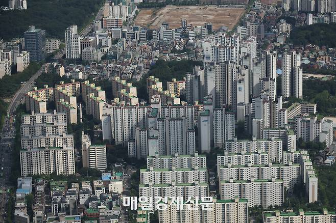 서울 송파구 서울스카이 전망대에서 바라본 서울시내 아파트 단지의 모습. [박형기 기자]