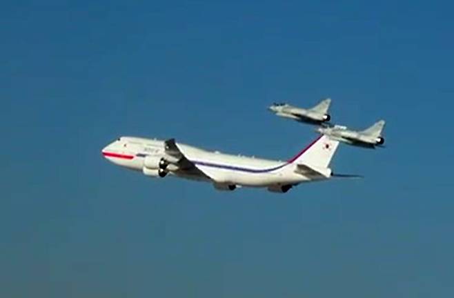 [아부다비=뉴시스] 14일(현지시간) 아랍에미리트(UAE) 영공에서 UAE 공군 전투기가 윤석열 대통령이 탑승한 공군 1호기를 호위하고 있다. (사진=대통령실 제공) 2023.01.15. *재판매 및 DB 금지