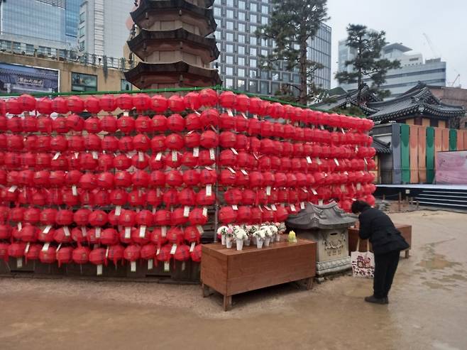 조계사 불자 정모씨(77)가 15일 오후 12시30분쯤 사리탑을 향해 기도하고 있다. 이곳 사리탑에는 2500여년 전 부처의 사리가 들었다고 한다. 사리란 유골을 화장하고 남은 구슬 모양 뼈조각을 말한다. 불교는 합장하고 사리탑을 세 바퀴 돌면 소원이 이뤄진다고 믿는다. 이를 탑돌이라고 한다./사진=김성진 기자