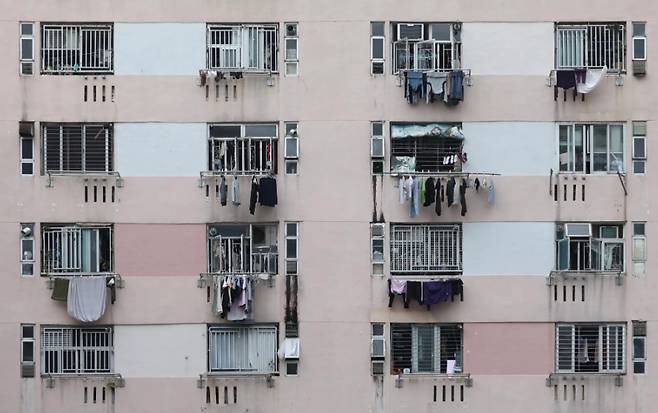 네모난 창문이 빼곡하게 모여 있는 홍콩 공공임대주택의 외관./사진=SCMP