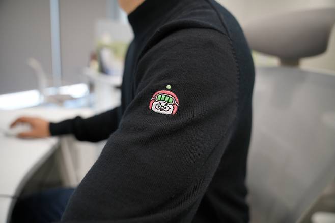 LG에너지솔루션의 마스코트 ‘엔솔이’가 새겨진 터틀넥. [LG에너지솔루션 제공]