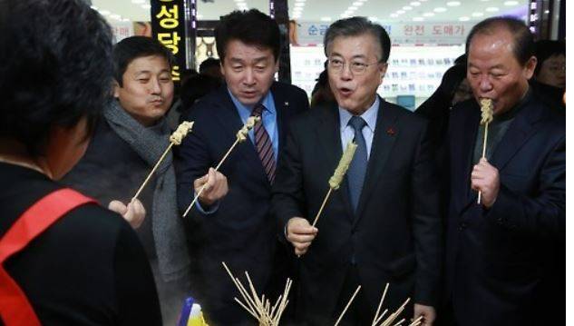 2017년 1월3일 문재인 당시 더불어민주당 대표가 서울 성북구 장위시장을 찾아 어묵을 먹고 있다. 당시 문 대표는 민주당의 대선주자였다. [연합]