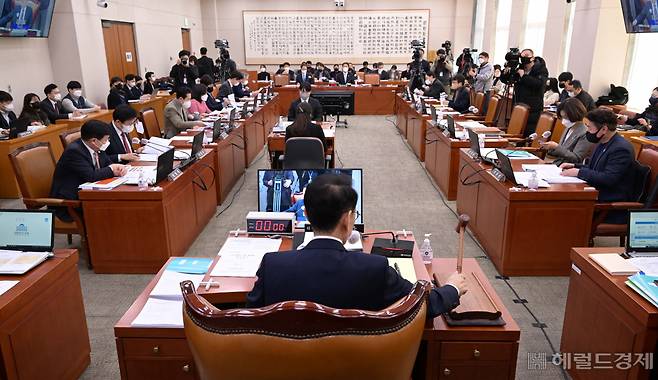 김도읍 법제사법위원회 위원장이 16일 오전 서울 여의도 국회에서 열린 법제사법위원회 전체회의에 참석해 회의 시작을 알리는 의사봉을 두드리고 있다. 이상섭 기자