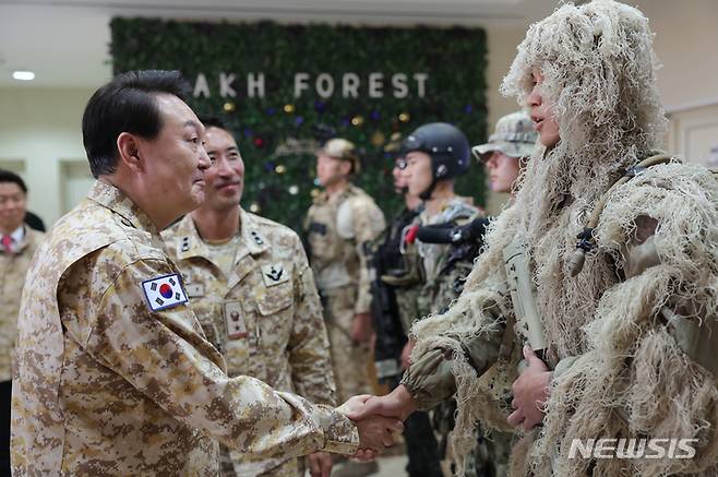 [아부다비=뉴시스] 전신 기자 = 아랍에미리트(UAE)를 국빈 방문 중인 윤석열 대통령이 15일(현지시간) 현지에 파병중인 아크부대를 방문해 장병들을 격려하고 있다. 2023.01.16. photo1006@newsis.com