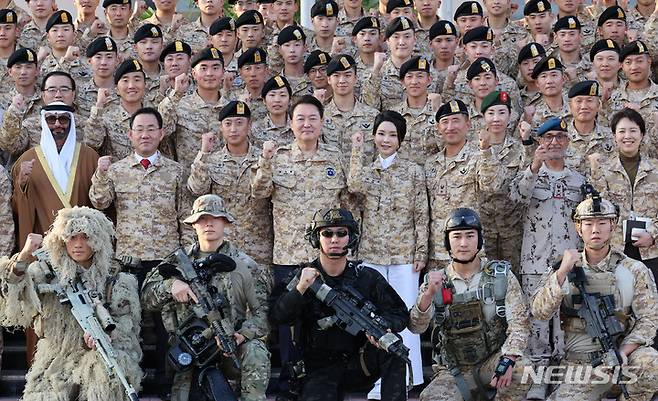 [아부다비=뉴시스] 전신 기자 = 아랍에미리트(UAE)를 국빈 방문 중인 윤석열 대통령과 부인 김건희 여사가 15일(현지시간) 현지에 파병중인 아크부대를 방문해 장병들과 기념촬영하고 있다. 2023.01.15. photo1006@newsis.com